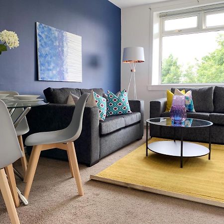 Modern And Vibrantly Designed Apartment 马瑟韦尔 外观 照片