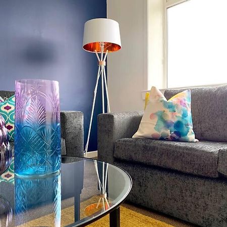 Modern And Vibrantly Designed Apartment 马瑟韦尔 外观 照片
