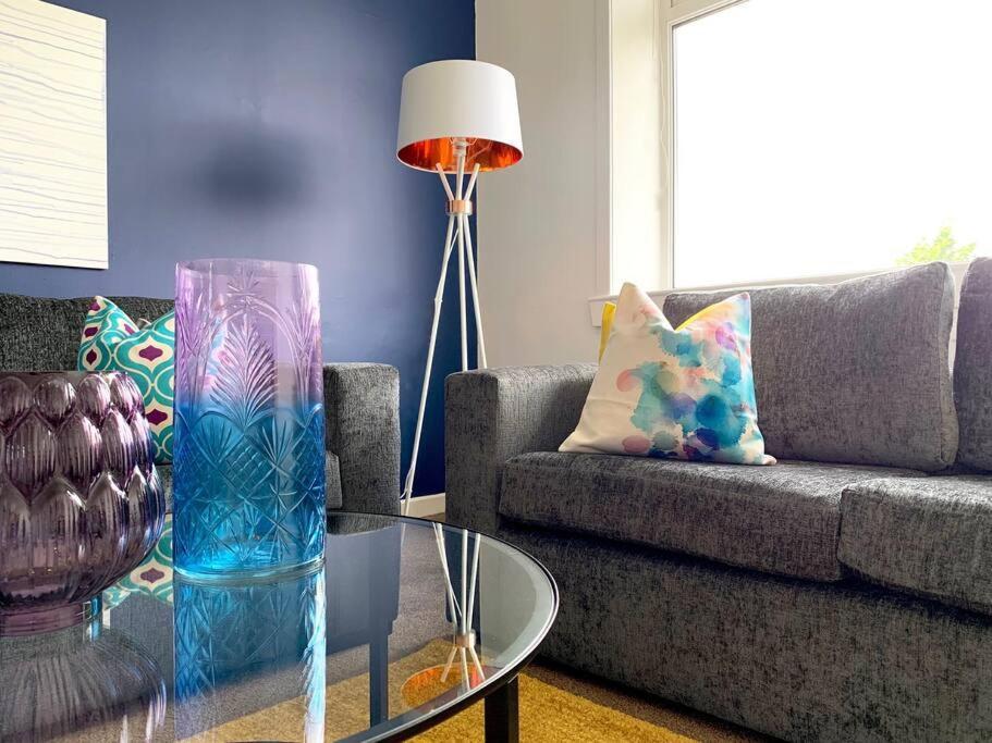 Modern And Vibrantly Designed Apartment 马瑟韦尔 外观 照片